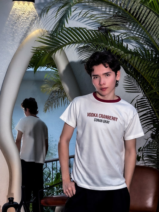 Camiseta Slim Fit de Algodón Peinado - Vodka Cranberry Conan Gray (Blanca con Ribs de Cuello Vino)