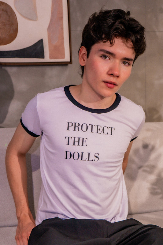 Ringer Tee Lanilla Licrada - Protect the Dolls (Blanca/Ribs Negros)