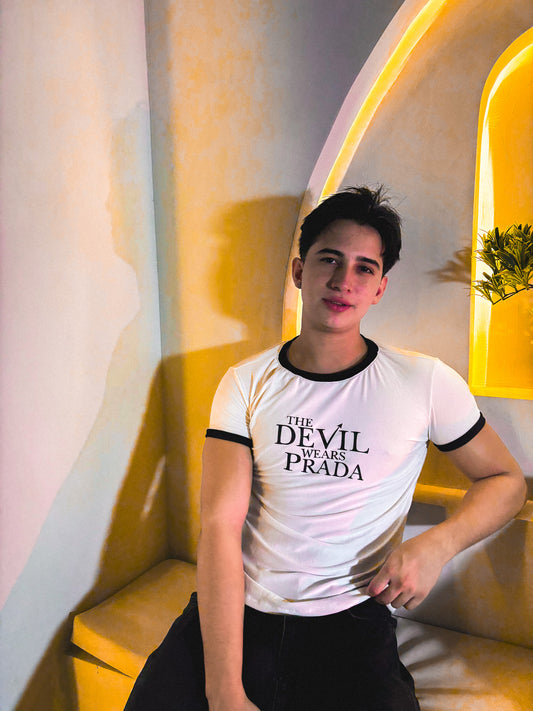 Ringer Tee The Devil Wears Prada: El Icono de la Moda en tu Clóset