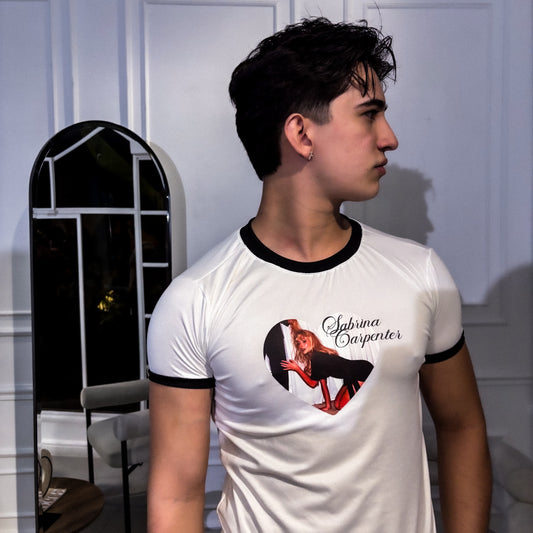 Ringer Tee Piel de Durazno - Heart Sabrina Carpenter (Blanca con Ribs Negros)