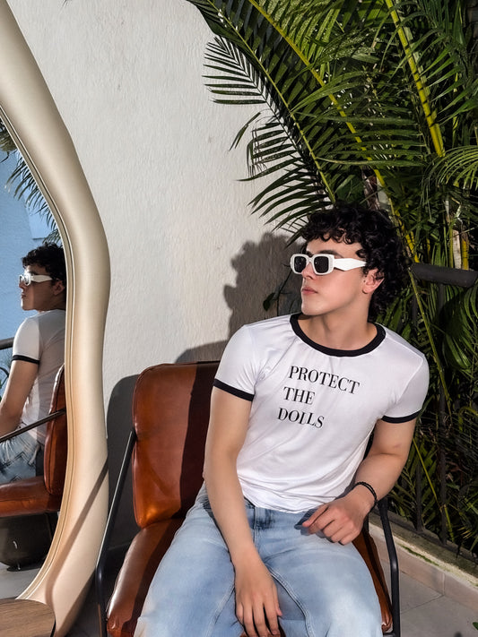 Ringer Tee Piel de Durazno - Protect the Dolls (Blanca con Ribs Negros)