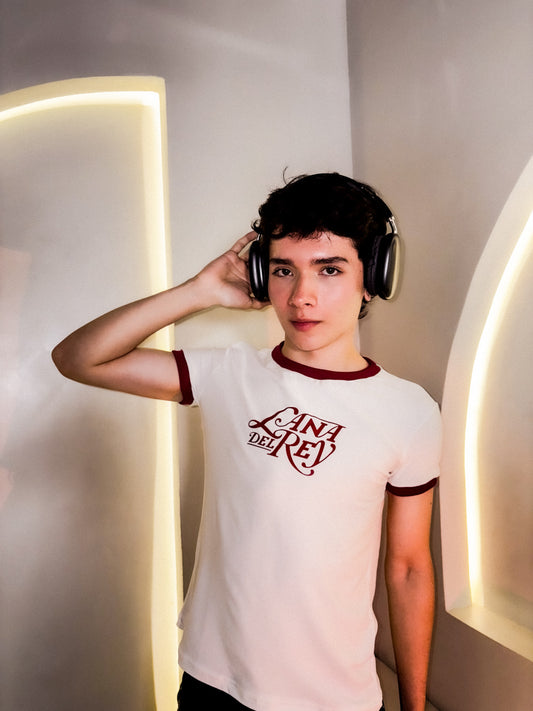 Ringer Tee Piel de Durazno - Lana Del Rey (Blanca con Ribs Vino)