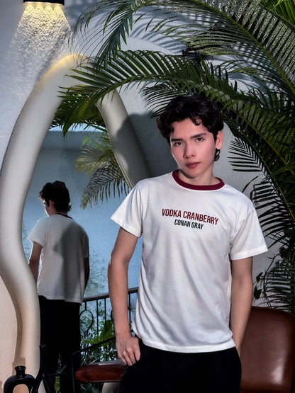 Camiseta Slim Fit Algodón Peinado - Vodka Cranberry Conan Gray (Blanca)