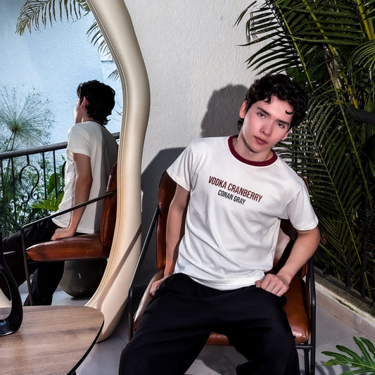 Camiseta Slim Fit de Algodón Peinado - Vodka Cranberry Conan Gray (Blanca con Ribs de Cuello Vino)