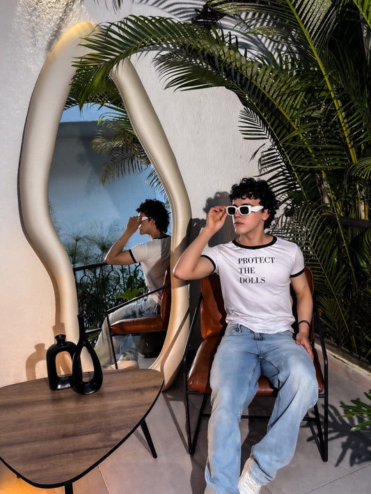 Ringer Tee Piel de Durazno - Protect the Dolls (Blanca con Ribs Negros)