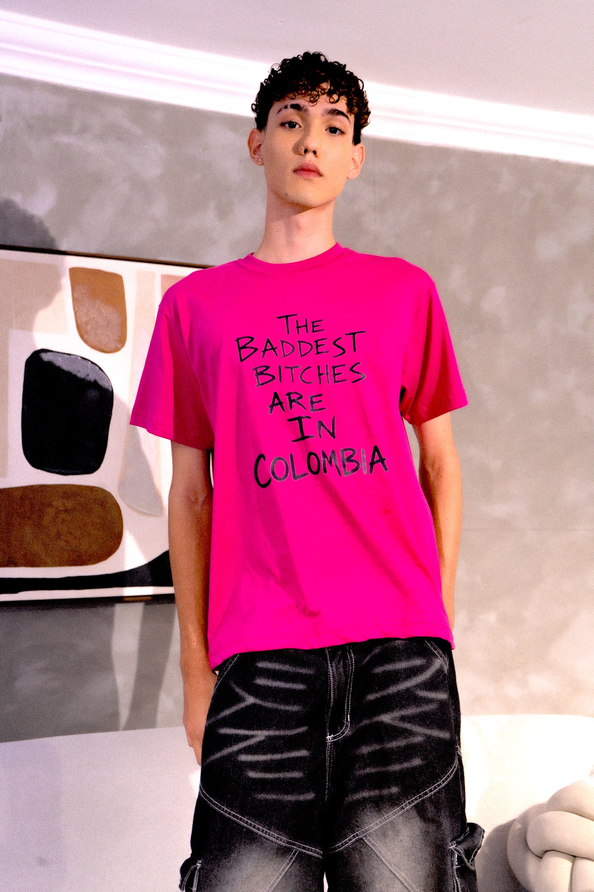 Camiseta Básica Adela – The Baddest Bitches Are in Colombia | Edición Limitada
