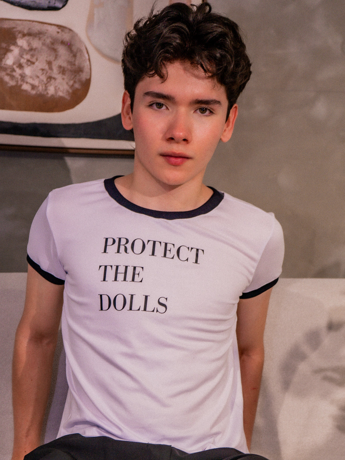 Ringer Tee Lanilla Licrada - Protect the Dolls (Blanca/Ribs Negros)
