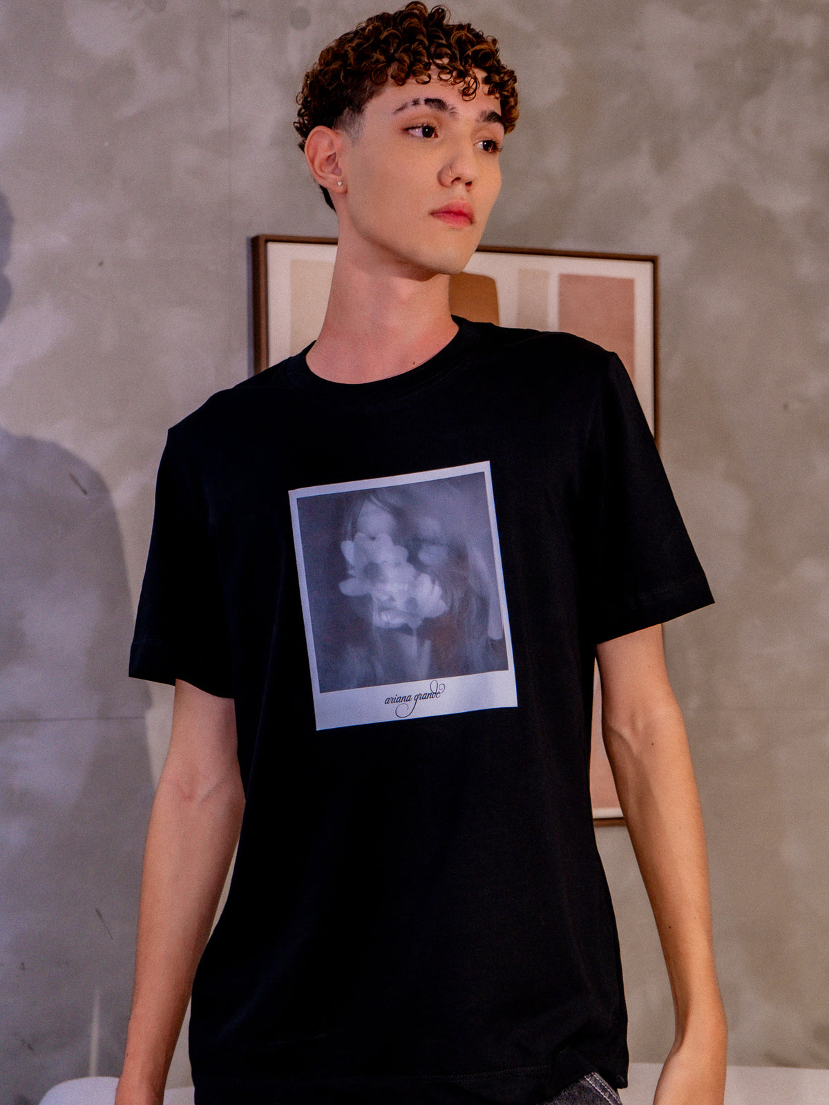 Camiseta Ariana Grande Polaroid Negra - Edición Limitada