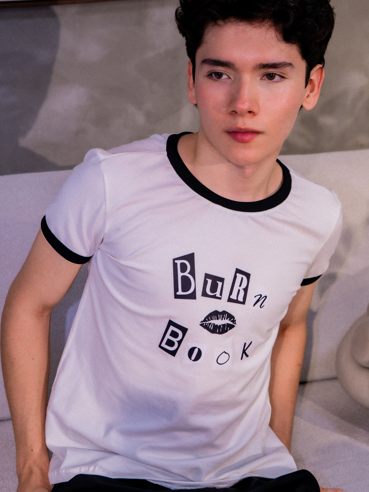 Ringer Tee Lanilla Licrada - Mean Girls Burn Book (Blanca/Ribs Negros)