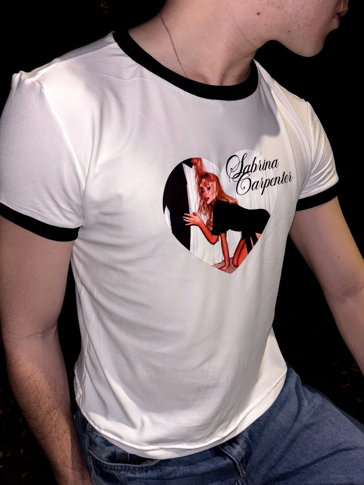 Ringer Tee Lanilla Licrada - Heart Sabrina Carpenter (Blanca/Ribs Negros)
