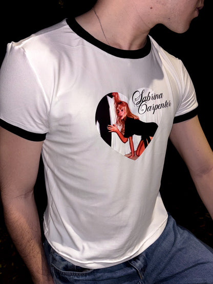 Ringer Tee Lanilla Licrada - Heart Sabrina Carpenter (Blanca/Ribs Negros)