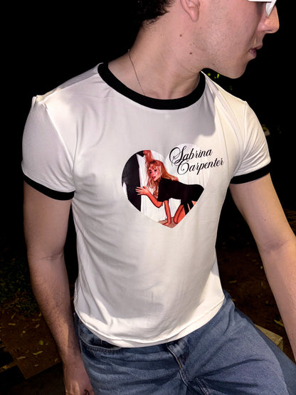 Ringer Tee Lanilla Licrada - Heart Sabrina Carpenter (Blanca/Ribs Negros)