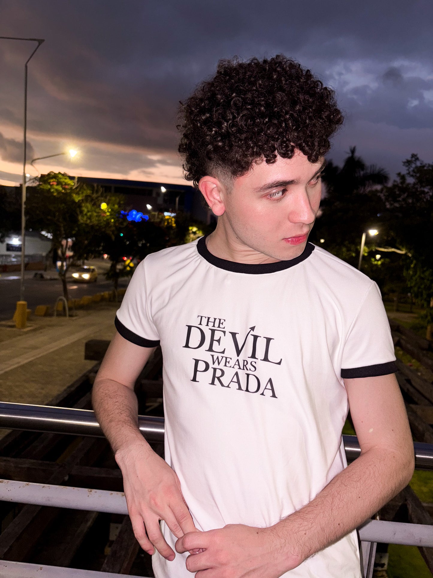 Ringer Tee The Devil Wears Prada: El Icono de la Moda en tu Clóset