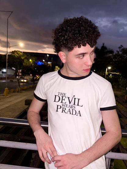 Ringer Tee The Devil Wears Prada: El Icono de la Moda en tu Clóset