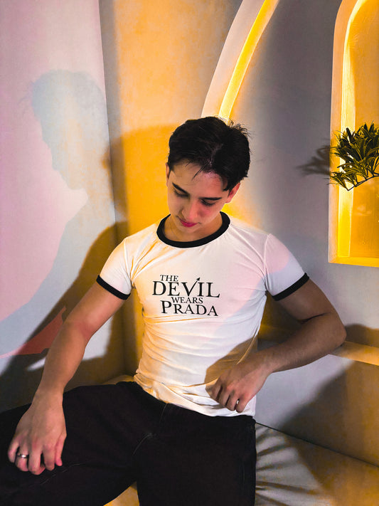 Ringer Tee The Devil Wears Prada: El Icono de la Moda en tu Clóset